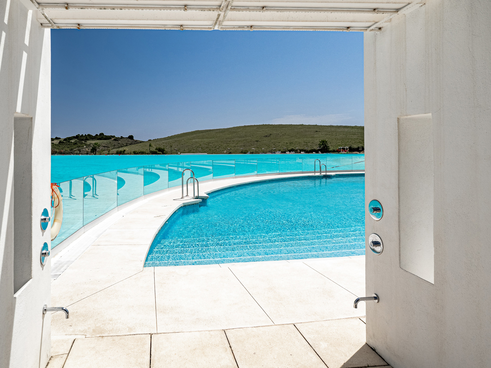 Rez-de-chaussée contemporain avec jardin et vues nature, à deux pas du Crystal Lagoon à Casares Costa, Espagne