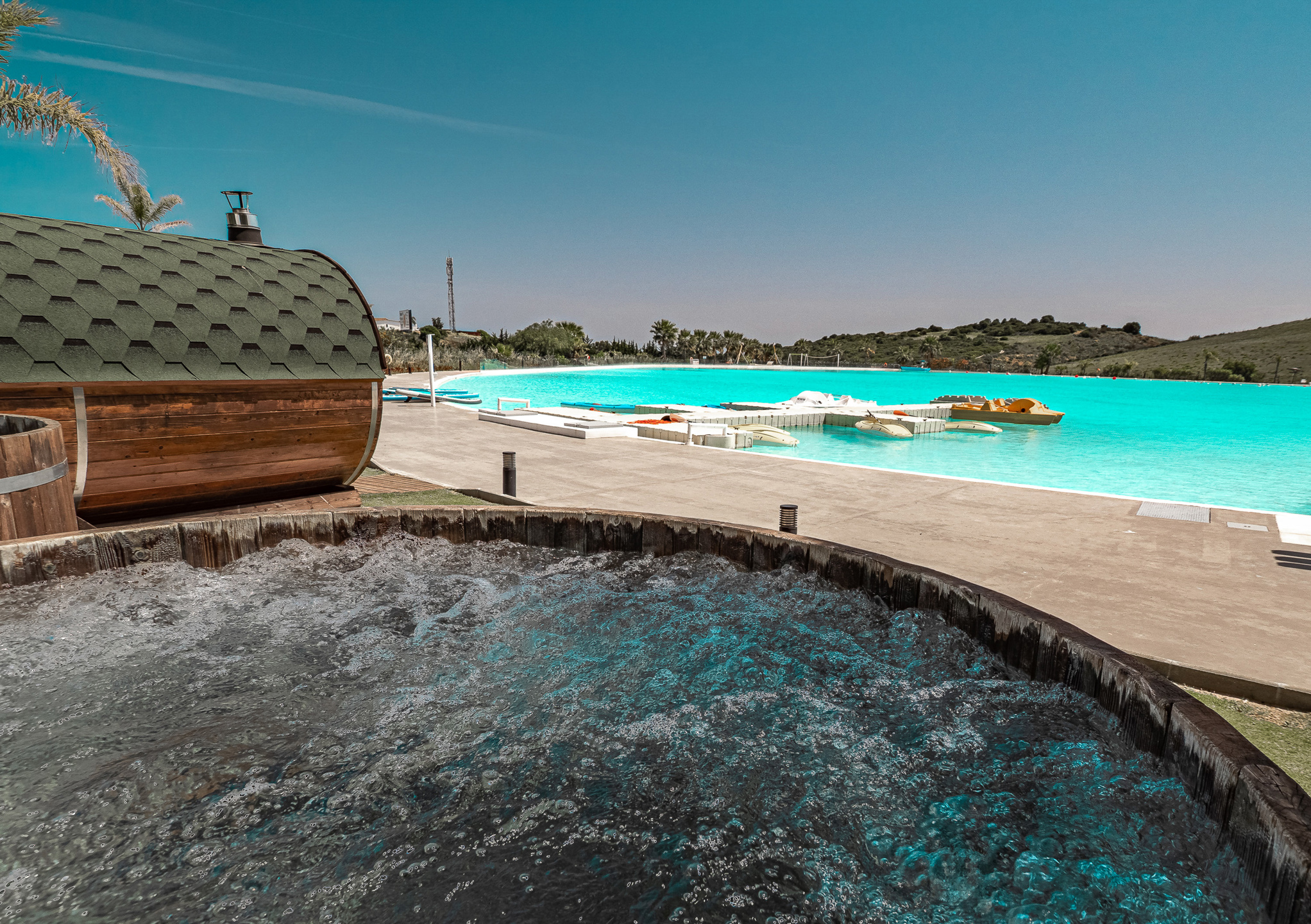 Rez-de-chaussée contemporain avec jardin et vues nature, à deux pas du Crystal Lagoon à Casares Costa, Espagne