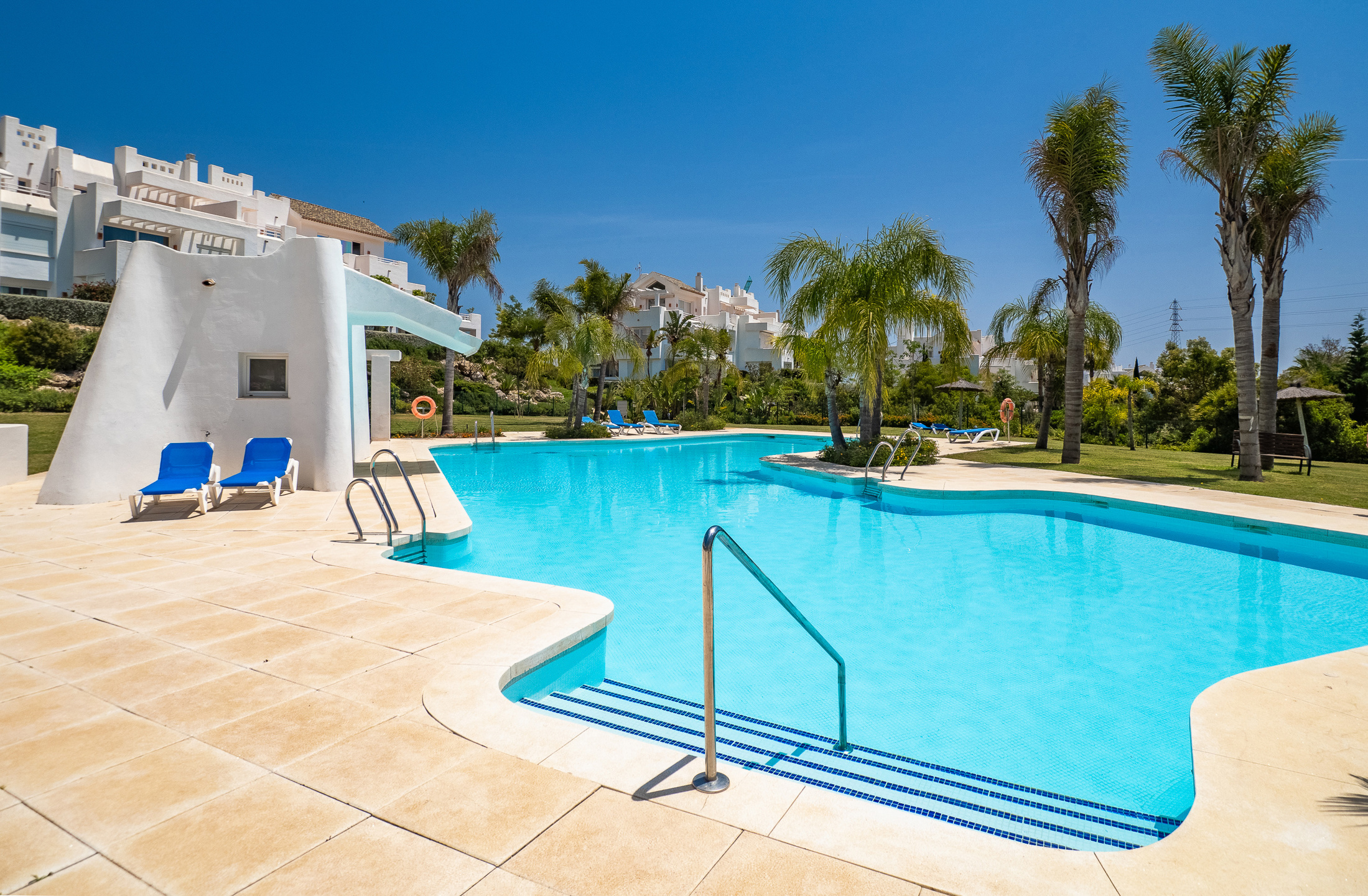 Rez-de-chaussée contemporain avec jardin et vues nature, à deux pas du Crystal Lagoon à Casares Costa, Espagne